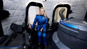Blue Origin: Ο πρώτος άνθρωπος σε αναπηρικό αμαξίδιο ταξίδεψε σε υποτροχιακή πτήση