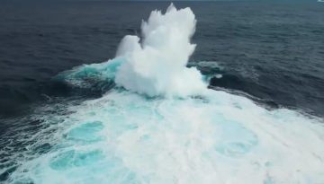 «Pincer attack»: Σπάνιο «κύμα-δαγκάνα» καταγράφηκε ανοιχτά της Δυτικής Αυστραλίας – Εντυπωσιακές εικόνες