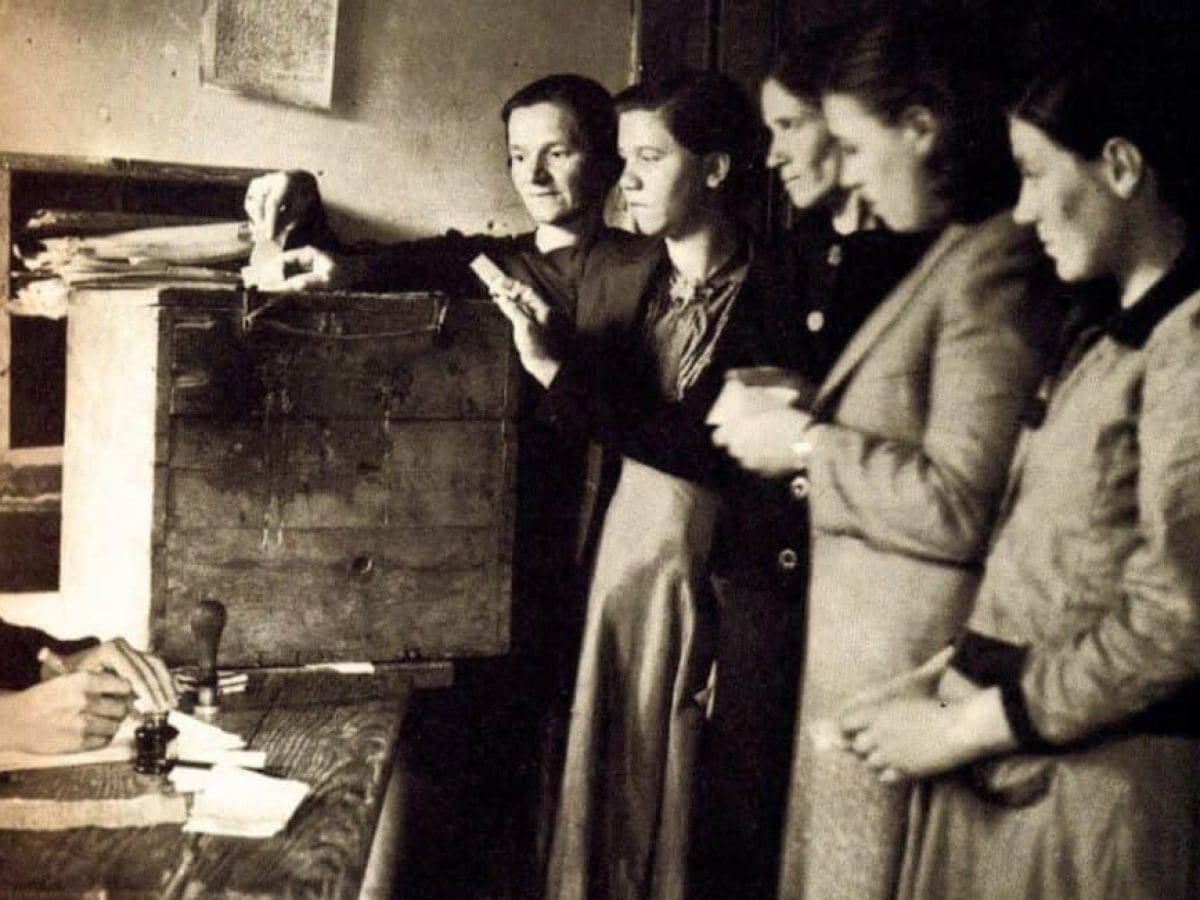 Σαν σήμερα 28 Δεκεμβρίου: Οι Ελληνίδες διεκδικούν ψήφο για πρώτη φορά – Από τη σύσκεψη του 1919 στις κάλπες του 1956