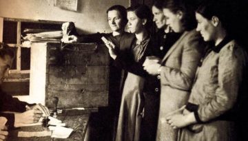 Σαν σήμερα 28 Δεκεμβρίου: Οι Ελληνίδες διεκδικούν ψήφο για πρώτη φορά – Από τη σύσκεψη του 1919 στις κάλπες του 1956