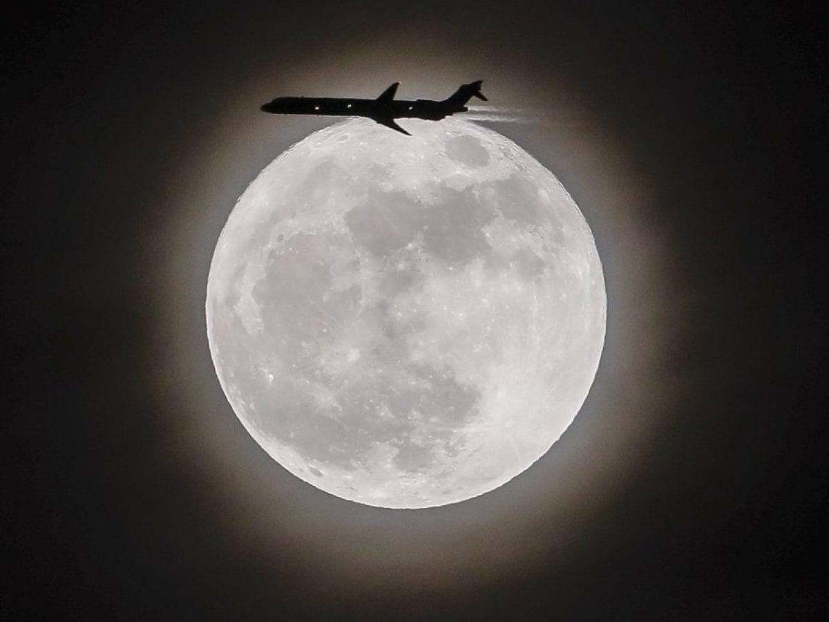 Το μυστήριο των πτήσεων που ταξιδεύουν στον χρόνο: Κάποιοι θα επιβιβαστούν την Πρωτοχρονιά του 2026 και θα προσγειωθούν για… το ρεβεγιόν του 2025!