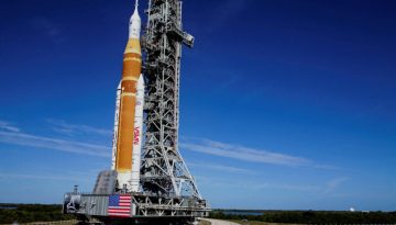 Eτοιμος ο σούπερ πύραυλος της NASA για τον ιστορικό γύρο της Σελήνης