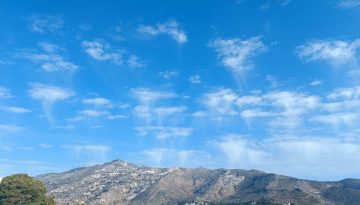 Ουρές «κρέμονται» από τα σύννεφα: Τι είναι το φαινόμενο virga στον ουρανό της Αττικής