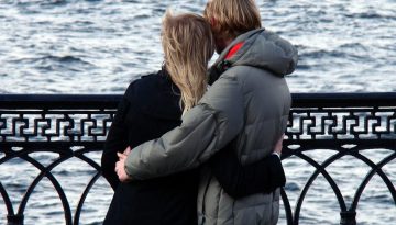 Παγκόσμια Ημέρα Αγκαλιάς:  Ένας θεμελιώδης μηχανισμός ψυχικού κρατήματος που μας επιτρέπει να νιώθουμε ολόκληροι