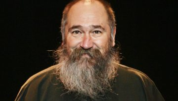 Σαν σήμερα 13 Ιανουαρίου: Πεθαίνει ο Τζίμης Πανούσης – Μια καρέκλα που έμεινε κενή