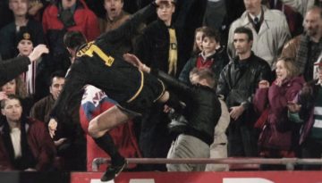 Σαν σήμερα 25 Ιανουαρίου: Η κλωτσιά του Ερίκ Καντονά μετά από ρατσιστική επίθεση – «Μετάνιωσα που δεν τον κλότσησα πιο δυνατά»