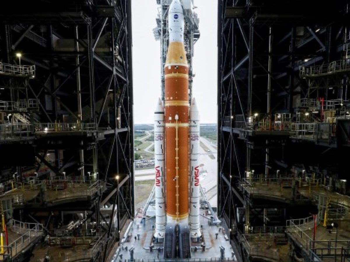 Στην εξέδρα εκτόξευσης ο υπερπύραυλος της NASA για τον ιστορικό γύρο της Σελήνης