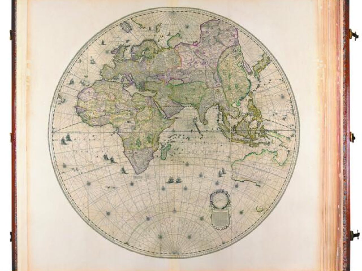 Θεατές στην επανάληψη της Ιστορίας;