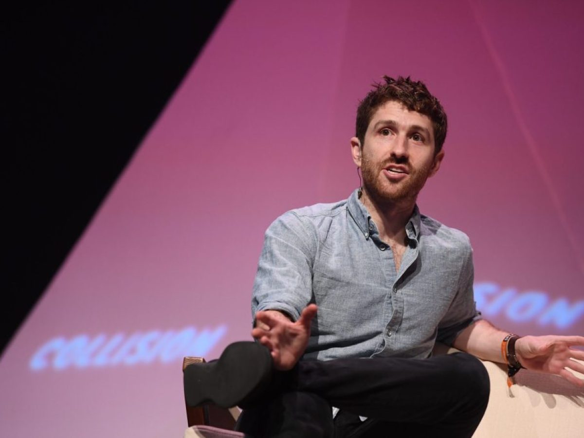 Τρίσταν Χάρις: O πραγματικός στόχος δεν είναι η υποβοήθηση του ανθρώπου αλλά η πλήρης υποκατάσταση της γνωστικής εργασίας | Βίντεο