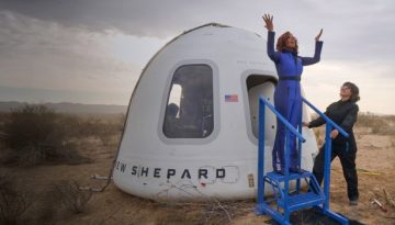Blue Origin: Ο Τζεφ Μπέζος σταματά τις πτήσεις αναψυχής στο Διάστημα, εστιάζεται στην ανάπτυξη σεληνακάτου