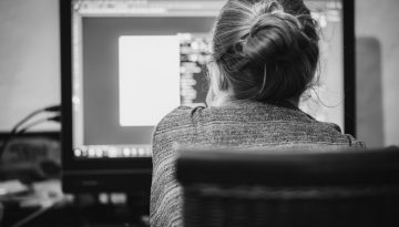 Επιστήμονες προειδοποιούν για τη χρήση οθονών στην πρώιμη εφηβεία – Τι μπορεί να προκαλέσει σύμφωνα με νέα έρευνα