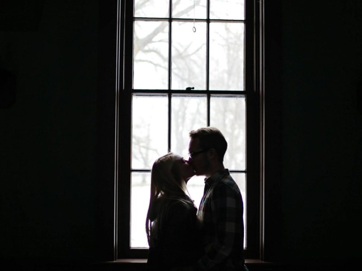 Έρωτας στην Ψηφιακή Εποχή: Ερωτευόμαστε ακόμη με τον ίδιο τρόπο; Πώς οι αλγόριθμοι επηρεάζουν την επιθυμία και τη σύνδεση