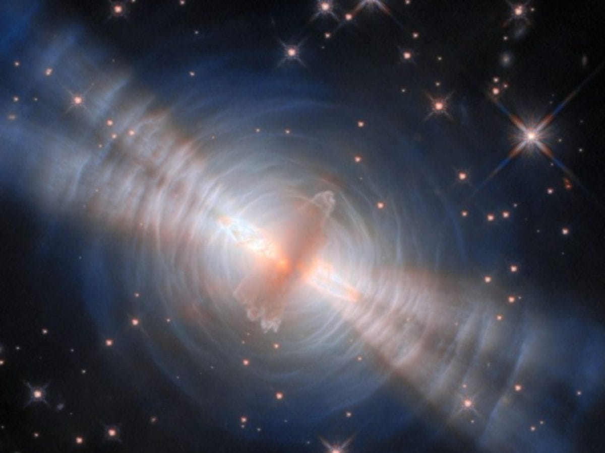 Η τελευταία πράξη ενός άστρου πριν τη “γέννηση” ενός πλανητικού νεφελώματος – Η εντυπωσιακή νέα εικόνα από το Hubble