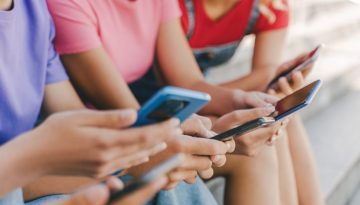 Η βιομηχανία του ψηφιακού bullying και το τέλος της αθωότητας στα social media – Έτοιμο το ν/σ για τo stop σε παιδιά κάτω των 15 ετών