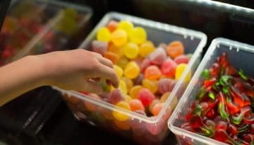 Ειδικοί προειδοποιούν για την ανθυγιεινή διατροφή στα πρώτα χρόνια ζωής – Τι προκαλεί στον εγκέφαλο