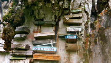 Λύθηκε το μυστήριο με τα κρεμαστά φέρετρα σε απόκρημνους βράχους