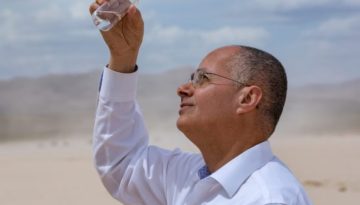 Νομπελίστας εφηύρε μηχανή που συλλέγει νερό από ξηρό αέρα