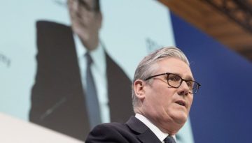 Πώς να ανατρέψετε έναν πρωθυπουργό – Γιατί ο Στάρμερ μπορεί τελικά να γλιτώσει από τους «κυρίους με τα γκρι»