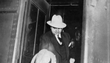 Σαν σήμερα 14 Φεβρουαρίου: Η «Σφαγή του Αγίου Βαλεντίνου» – Το ανεξιχνίαστο έγκλημα που έκανε τον Καπόνε θρύλο