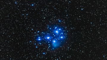 Το ουράνιο «ραντεβού» της χρονιάς συμβαίνει απόψε: Η Σελήνη «αγκαλιάζει» τις Πλειάδες