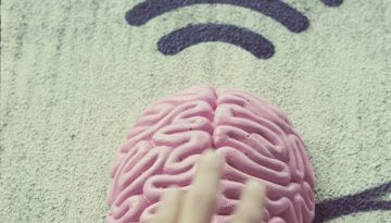 Ανατροπή στη νευροεπιστήμη: Μήπως η συνείδηση γεννιέται στη σχέση μας με τον κόσμο;