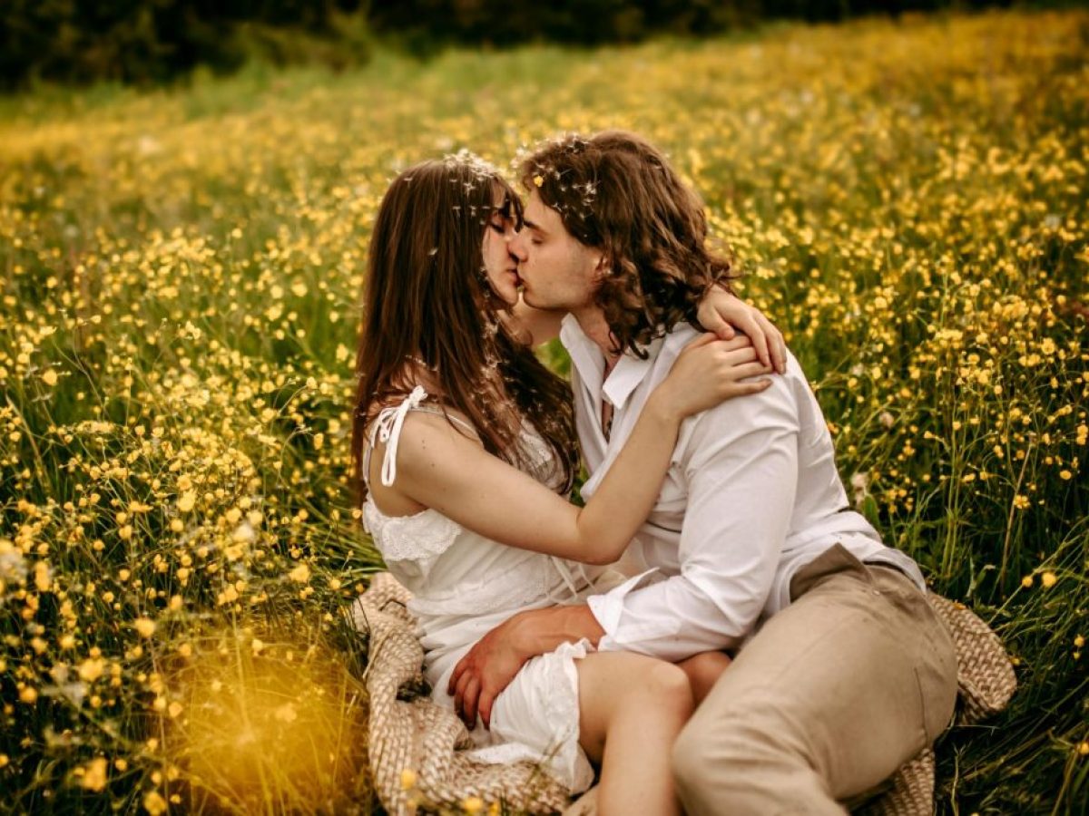 Από τη μύτη στα χείλη: Η ιστορία του φιλιού, τα παράδοξα και οι… 336 ώρες από τη ζωή μας