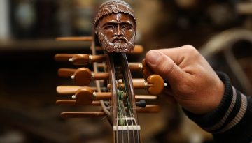 Δεξιοτεχνία, υπομονή και μεράκι στα εργαστήρια κατασκευής παραδοσιακών οργάνων