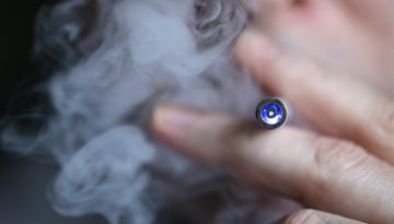 Έξαρση καπνίσματος και ατμίσματος στους Έλληνες εφήβους – Προειδοποιήσεις από ειδικούς και ΠΟΥ