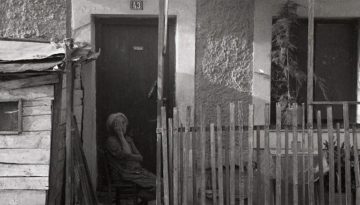 Παράγκες: Τα σπίτια της προσφυγιάς που το κράτος ήθελε να ξεχάσει – Και η μαρτυρία του Αλέξανδρου Τζώνη