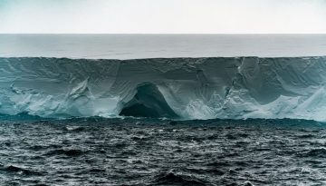 Ρέκβιεμ για τον γίγαντα των θαλασσών: Το τέλος του μεγαλύτερου παγόβουνου της Γης μετά από 40 χρόνια περιπλάνησης
