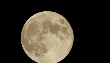 Ροζ Πανσέληνος Απριλίου 2026: Το ολόγιομο φεγγάρι που πήρε το όνομά του από την άνοιξη