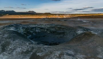 Σεληνιακά πετρώματα ανατρέπουν τη θεωρία για την προέλευση του νερού στη Γη