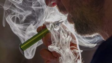 Τι έδειξε νέα έρευνα για το άτμισμα και τον καρκίνο πνεύμονα και στόματος