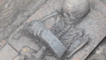 Ανακάλυψη-μυστήριο: Παιδιά θάφτηκαν σαν πολεμιστές με χάλκινες ζώνες πριν 2.500 χρόνια