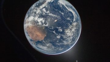 To Artemis II κοιτά τη Γη που απομακρύνεται – κι όμως είναι στρογγυλή!