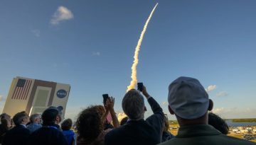 Πότε θα πατήσει το Artemis στη Σελήνη; Όλα εξαρτώνται από τον Μπέζος και τον Μασκ