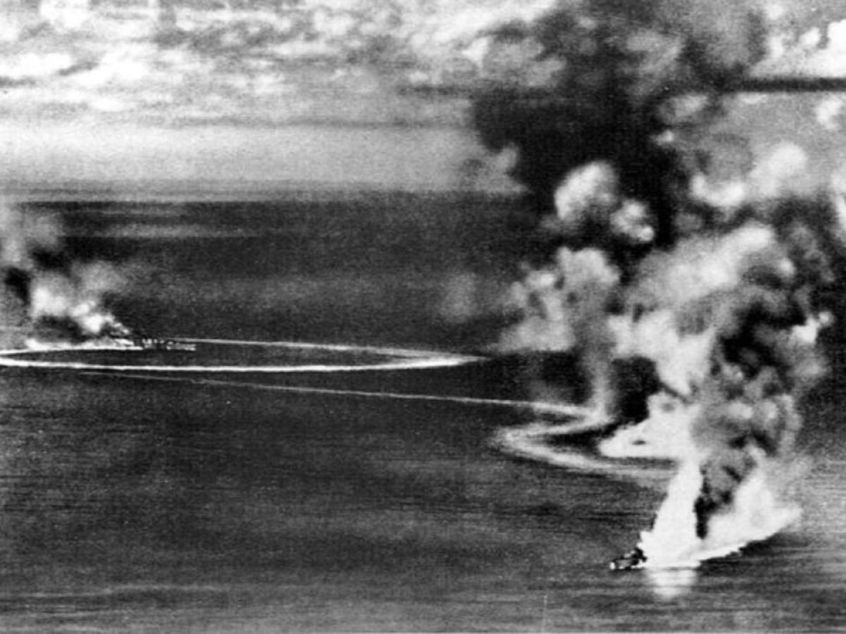 &Sigma;&Alpha;&Nu; &Sigma;&Eta;&Mu;&Epsilon;&Rho;&Alpha; &ndash; 5 &Alpha;&pi;&rho;&iota;&lambda;ί&omicron;&upsilon; 1942: &Eta; &ldquo;&Pi;&alpha;&sigma;&chi;&alpha;&lambda;&iota;&nu;ή &epsilon;&pi;&iota;&delta;&rho;&omicron;&mu;ή&rdquo;, &tau;&omicron; &beta;&rho;&epsilon;&tau;&alpha;&nu;&iota;&kappa;ό &Pi;έ&rho;&lambda; &Chi;ά&rho;&mu;&pi;&omicron;&rho;