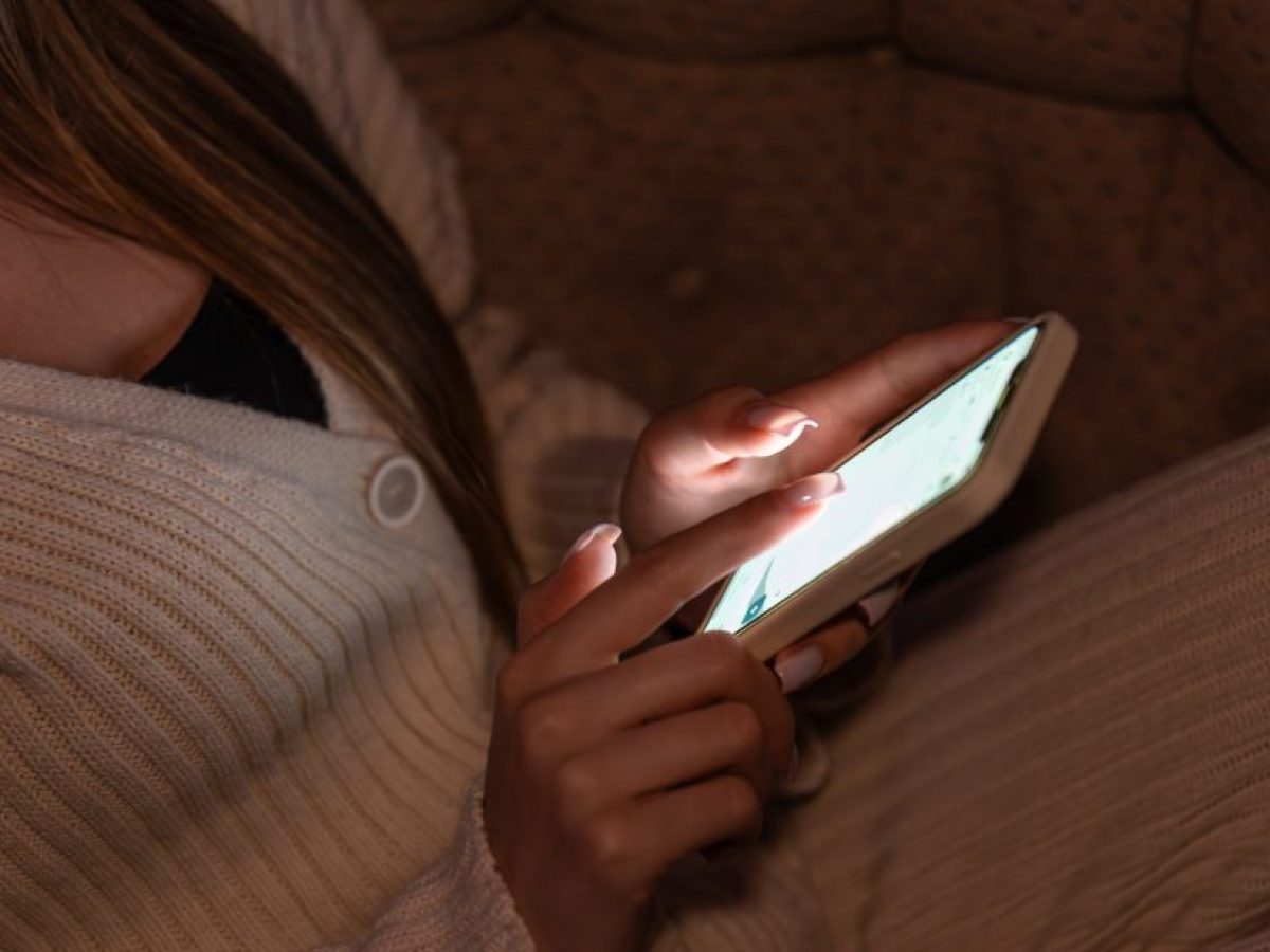 Το internet μάς «καταπίνει»: Περνάμε 44 χρόνια μπροστά από οθόνες και 5 χρόνια μόνο σε feeds, notifications και scrolling