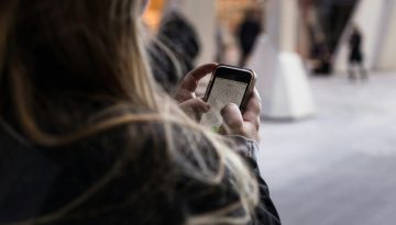 &laquo;&Alpha;&nu;&eta;&sigma;&upsilon;&chi;&eta;&tau;&iota;&kappa;ή&raquo; &eta; &pi;&alpha;&rho;&alpha;&pi;&lambda;&eta;&rho;&omicron;&phi;ό&rho;&eta;&sigma;&eta; &gamma;&iota;&alpha; &tau;&eta;&nu; &pi;&epsilon;&rho;&iota;&epsilon;&mu;&mu;&eta;&nu;ό&pi;&alpha;&upsilon;&sigma;&eta; &sigma;&tau;&alpha; &mu;έ&sigma;&alpha; &kappa;&omicron;&iota;&nu;&omega;&nu;&iota;&kappa;ή&sigmaf; &delta;&iota;&kappa;&tau;ύ&omega;&sigma;&eta;&sigmaf;: &laquo;&Theta;έ&tau;&epsilon;&iota; &sigma;&epsilon; &kappa;ί&nu;&delta;&upsilon;&nu;&omicron; &tau;&iota;&sigmaf; &gamma;&upsilon;&nu;&alpha;ί&kappa;&epsilon;&sigmaf;&raquo; &upsilon;&pi;&omicron;&sigma;&tau;&eta;&rho;ί&zeta;&omicron;&upsilon;&nu; &omicron;&iota; &epsilon;&iota;&delta;&iota;&kappa;&omicron;ί