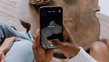 TikTok: &Alpha;&pi;ό &tau;&iota;&sigmaf; &laquo;&pi;&rho;ά&sigma;&iota;&nu;&epsilon;&sigmaf;&raquo; &delta;&epsilon;&sigma;&mu;&epsilon;ύ&sigma;&epsilon;&iota;&sigmaf; &sigma;&tau;&iota;&sigmaf; &chi;&omicron;&rho;&eta;&gamma;ί&epsilon;&sigmaf; &alpha;&mu;&phi;&iota;&lambda;&epsilon;&gamma;ό&mu;&epsilon;&nu;&omega;&nu; &sigma;&upsilon;&nu;&epsilon;&delta;&rho;ί&omega;&nu;