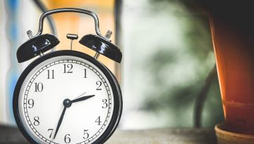 Νέα μελέτη συνδέει την κβαντική κατάρρευση με θεμελιώδη όρια στην ακρίβεια του χρόνου