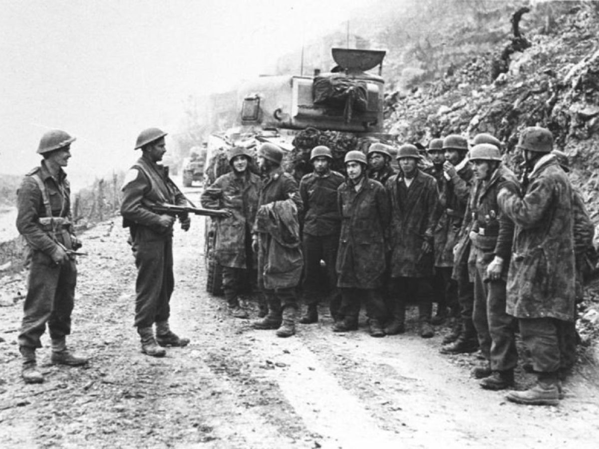 &Sigma;&Alpha;&Nu; &Sigma;&Eta;&Mu;&Epsilon;&Rho;&Alpha; &ndash; 18 &Mu;&alpha;ΐ&omicron;&upsilon; 1944: &Nu;ί&kappa;&eta; &pi;ά&nu;&omega; &sigma;&tau;&alpha; &epsilon;&rho;&epsilon;ί&pi;&iota;&alpha;, &tau;&omicron; &tau;έ&lambda;&omicron;&sigmaf; &tau;&eta;&sigmaf; &epsilon;&pi;&iota;&kappa;ή&sigmaf; &mu;ά&chi;&eta;&sigmaf; &tau;&omicron;&upsilon; &Mu;ό&nu;&tau;&epsilon; &Kappa;&alpha;&sigma;ί&nu;&omicron;
