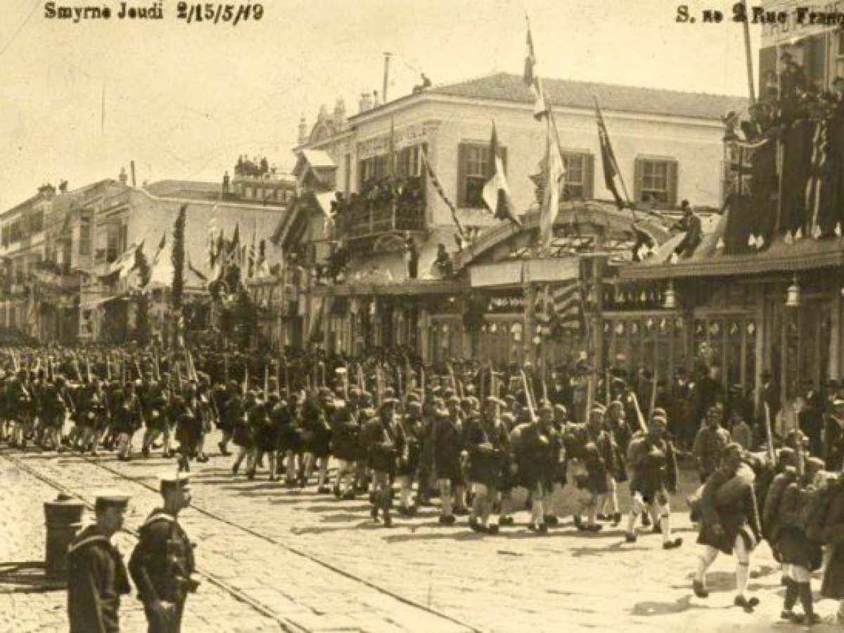 &Sigma;&Alpha;&Nu; &Sigma;&Eta;&Mu;&Epsilon;&Rho;&Alpha; &ndash; 2/15 &Mu;&alpha;ΐ&omicron;&upsilon; 1919: &Alpha;&pi;ό&beta;&alpha;&sigma;&eta; &sigma;&tau;&eta; &Sigma;&mu;ύ&rho;&nu;&eta;, &eta; &pi;&rho;&alpha;&gamma;&mu;ά&tau;&omega;&sigma;&eta; &tau;&omicron;&upsilon; &omicron;&nu;&epsilon;ί&rho;&omicron;&upsilon; &tau;&eta;&sigmaf; &Mu;&epsilon;&gamma;ά&lambda;&eta;&sigmaf; &Iota;&delta;έ&alpha;&sigmaf;