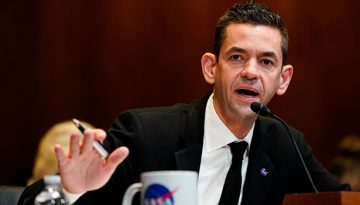 «Ας κάνουμε τον Πλούτωνα πλανήτη ξανά» λέει ο διοικητής της NASA