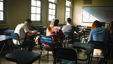 &Tau;&iota; &sigma;&upsilon;&nu;έ&beta;&eta; ό&tau;&alpha;&nu; &mu;&iota;&alpha; &kappa;&alpha;&theta;&eta;&gamma;ή&tau;&rho;&iota;&alpha; &alpha;&pi;&alpha;&gamma;ό&rho;&epsilon;&psi;&epsilon; &kappa;&iota;&nu;&eta;&tau;ά &kappa;&alpha;&iota; laptop &sigma;&tau;&eta;&nu; &tau;ά&xi;&eta; &ndash; ertnews.gr
