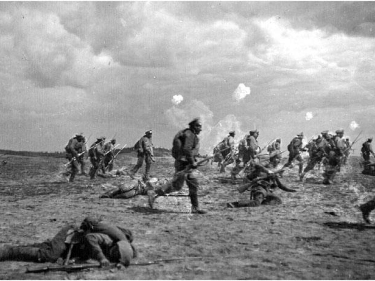 &Sigma;&Alpha;&Nu; &Sigma;&Eta;&Mu;&Epsilon;&Rho;&Alpha; &ndash; 4 &Iota;&omicron;&upsilon;&nu;ί&omicron;&upsilon; 1916: &Eta; &epsilon;&pi;ί&theta;&epsilon;&sigma;&eta; &tau;&omicron;&upsilon; &Mu;&pi;&rho;&omicron;&upsilon;&sigma;ί&lambda;&omega;&phi;, &omicron;&iota; &Rho;ώ&sigma;&omicron;&iota; &sigma;&alpha;&rho;ώ&nu;&omicron;&upsilon;&nu; &tau;&omicron; &Alpha;&nu;&alpha;&tau;&omicron;&lambda;&iota;&kappa;ό &Mu;έ&tau;&omega;&pi;&omicron;
