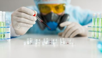 Αγώνας δρόμου για εμβόλια κατά του Έμπολα – Τι τεχνολογίες χρησιμοποιούν και πού δοκιμάζονται