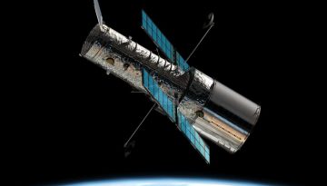 &nbsp;200.000 &phi;&omicron;&rho;έ&sigmaf; &gamma;ύ&rho;&omega; &alpha;&pi;ό &tau;&eta; &Gamma;&eta;: &Tau;&omicron; Hubble &sigma;&upsilon;&nu;&epsilon;&chi;ί&zeta;&epsilon;&iota; &nu;&alpha; &kappa;&omicron;&iota;&tau;ά &beta;&alpha;&theta;&iota;ά &sigma;&tau;&omicron; &Sigma;ύ&mu;&pi;&alpha;&nu;&raquo;. &ndash; &Pi;&Tau;&Eta;&Sigma;&Eta;